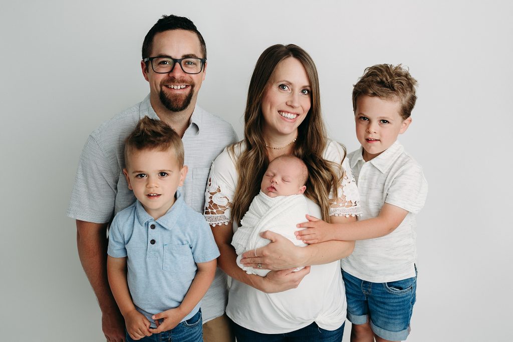 Family poses newborn photo Indianapolis photography studio