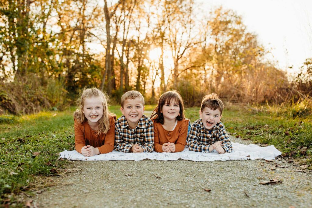 four siblings outdoor pictures
